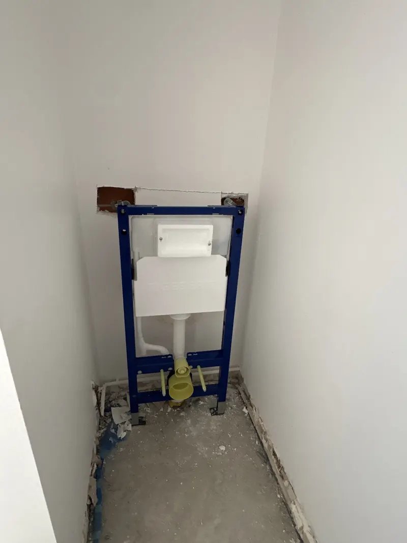 Bâti-support de WC suspendu posé par Allen Plomberie, avant l'habillage du mur